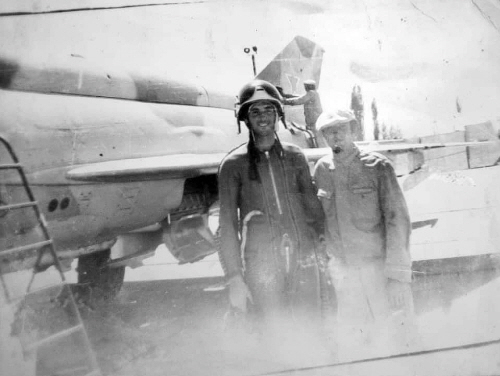 Cuban student and Soviet crew in front ot the MiG-21MF  Fishbed-J  at the Lugovoye airport. Photo:Ezequiel Cancela_ 