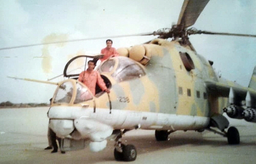 The 1325th Squadrons Mi-25 (Mi-24D) Hind-D combat helicopter and the crew at Misurata airport.