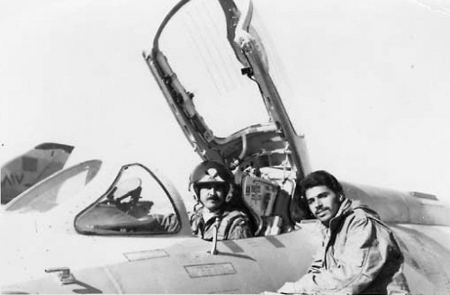 Libyan crew with their Su-22 (S-32M2K) Fitter reconnaissance bomber at Ghardabiya Sirte airbase.