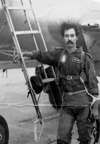 Libyan Su-22s at Ghardabiya (Sirte) Air Base. The photo on the right clearly shows the smaller window of the simpler Su-22M (S-52K) type Fon laser rangefinder in the nose cone. Photo: Mahmoud Salem Bin Salim
