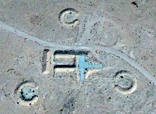 Typical SAM site around the Ghardabiya airbase and Sirte city. It is interesting that each of the five sites only contains three launch positions. This configuration was only used in the early S-125 Pechora Air Defence System. But this was not a typical design feature of the SA-75 Volhov system, for example.