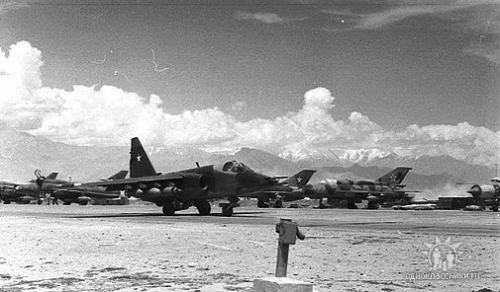 Soviet Su-25 Frogfoot-A taxiing out in front of Afghan Air Force Su-22M Fitter-J and 27th Guard Fighter Air Regiment’s MiG-21bis Fishbed-L in Bagram airport in 1982.
