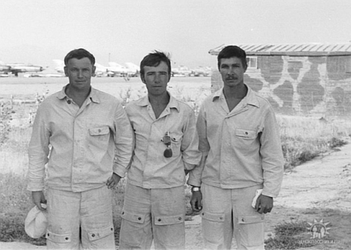 The 27th Guard Fighter Air Regiments ground crew in Bagram airport Afganistan. In  the background a their  MiG-21bis Fishbed, Afghan Air Force MiG-21PFM Fishbed-F and MiG-21bis Fishbed-N fighters.