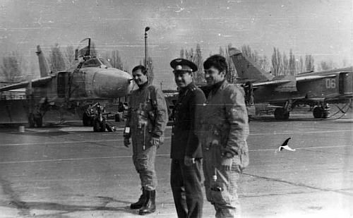 Soviet Tactical Air Force's 7th Bomber Air Regiment, Starokonstaninov ground crew and pilots front of his Su-24M Fencer-D