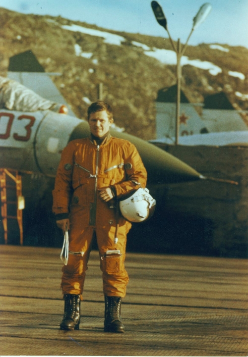 Soviet pilot of the 941st Fighter Air Regiment PVO in front of their early Su-27 Flanker-B interceptors at the Kilpajavr in 1989