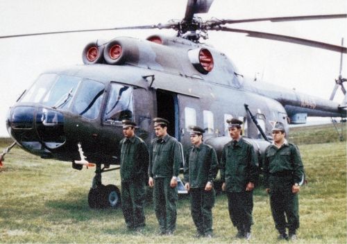 Hungarian 87th Helicopter Air Regiment crew on fron of their Mi-8P Hip-C VIP cargo (b/n: red 10445) helicopter in 1977 or 1978. Source: Repter