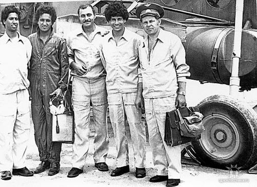 Three young Libyan students with theirs Soviet trainers in front of Mi-8T helicopter Photo: Kursanty