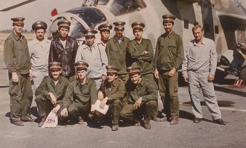 Young Hungarian pilots and Soviet trainers in front of theirs Mi-24DU Hind-D trainer combat helicopter in Frunze-1 AB in eighties.. Photo: Zombor Istvan
