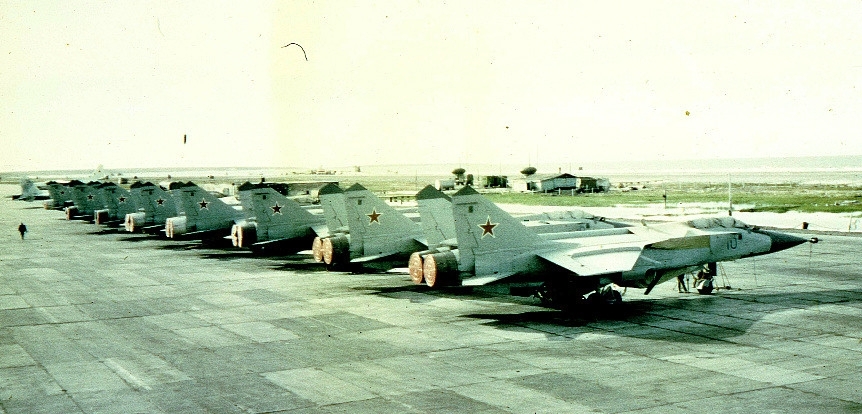 The first MiG-31 Foxhound air defence fighter arrived to 72nd Guard Fighter Air Regiment PVO at Amderma in 1986. On the photo: eight MiG-31 at the Amderma airport in early nineties.