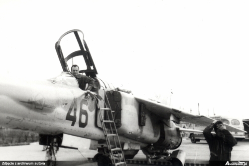 Polish pilots and theirs camouflage MiG-23UB Flogger-C in Lugovaya airport in 1979. Photo: aviateam.pl
