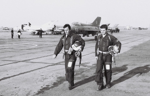 Hungarian pilots at Privolzhskiy, Astrakhan airport on the STRELBA-85 exercise in 1985
