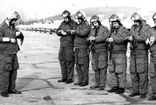 The Bulgarian Air Force's 21st Fighter Air Regiment's pilots at Uzundzhovo front of his MiG-17 Fresco. Source: pan.bg Retrospotters