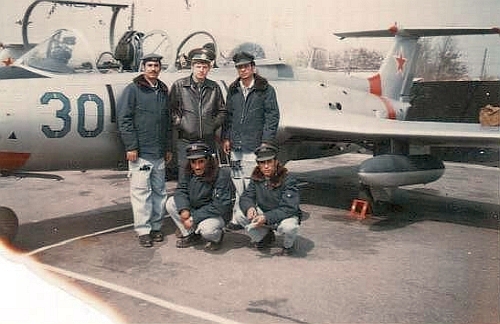 Yemen pilots and Soviet trainer in front of their L-29 Delfin aircraft in 1979 at Kant airport