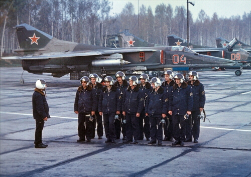 The 372nd Fighter Bomber Air Regiment's pilots and their MiG-27M 'Flogger-J' variable-sweep wing ground-attack aircrafts at Daugavpils airport in Latvian SSR. Photo: Sergey Skrynnikov