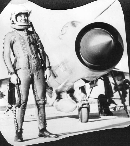Soviet 303rd Mixed Air Division's fighter pilot in front of his MiG-21PFM ‘Fishbed-F’ with RS-2US AA-1 Alkali missile Soviet 303rd Mixed Air Division's fighter pilot in front of his MiG-21PFM ‘Fishbed-F’ with RS-2US AA-1 Alkali missile